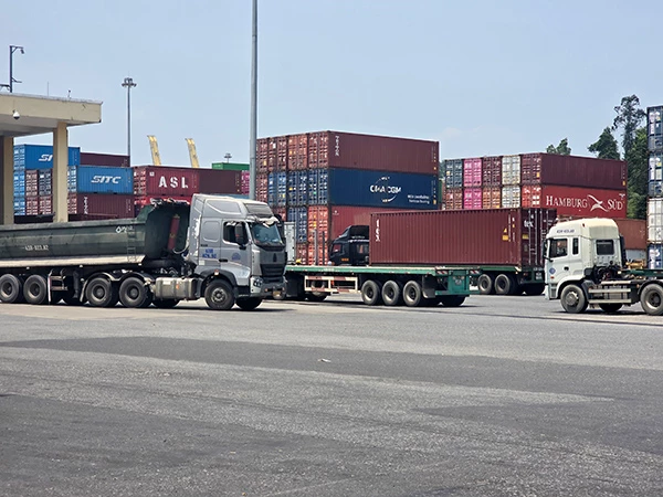 Hoạt động logistics diễn ra sôi động tại bến Tiên Sa, cảng Đà Nẵng.
