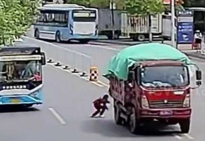 Bé gái 9 tuổi bất ngờ lao qua đường, va trúng đầu xe tải 