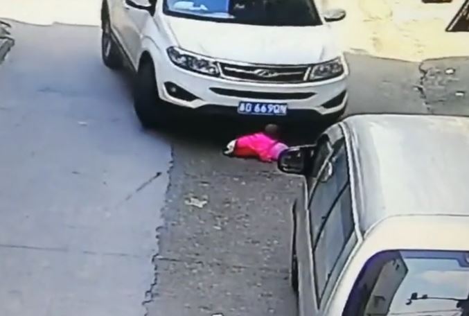 Bị ô tô cán qua 2 lần, bé gái chỉ trầy xước nhẹ