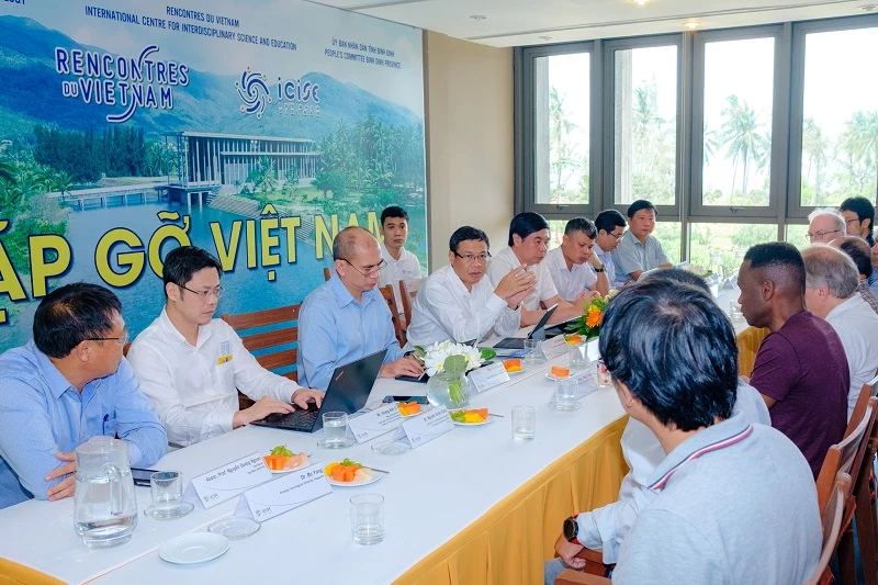 Thứ trưởng Bộ Khoa học và Công nghệ Lê Xuân Định trao đổi với các nhà khoa học tại Trung tâm ICISE.