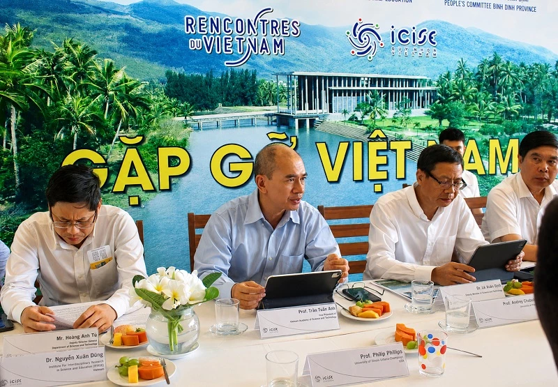 GS.TS Trần Tuấn Anh - Phó Chủ tịch Viện Hàn lâm Khoa học và Công nghệ Việt Nam cùng tham gia buổi làm việc.
