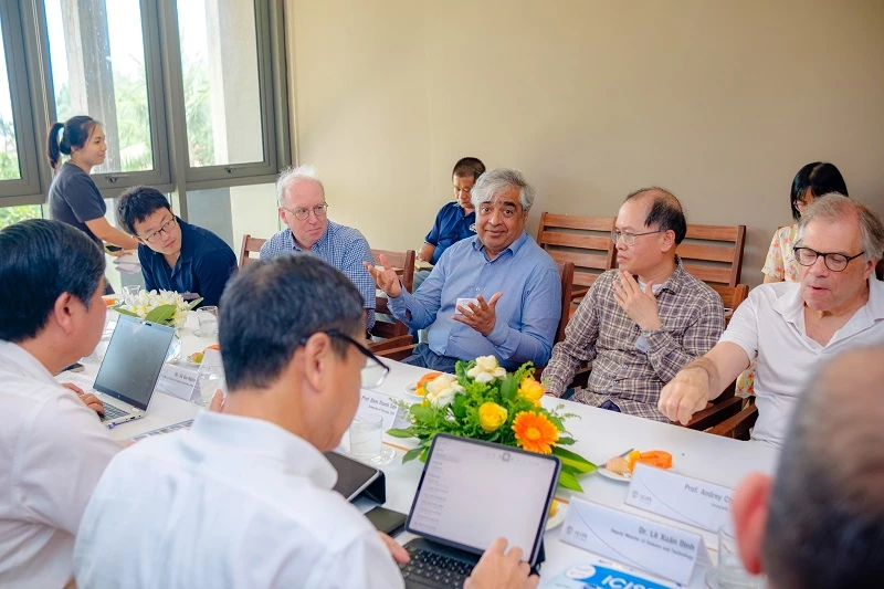 Các nhà khoa học quốc tế trao đổi tại buổi làm việc.