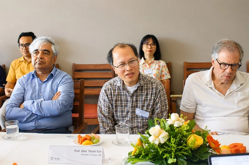 GS. Đàm Thanh Sơn, Đại học Chicago (Hoa Kỳ) trao đổi thông tin.