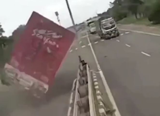 Xe máy cắt ngang bất ngờ, xe tải đánh lái tránh va chạm rồi lật nghiêng giữa đường