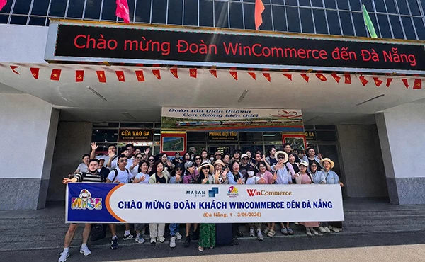 Một phần trong đoàn khách 5.000 người của Công ty WinCommerce đến Đà Nẵng.