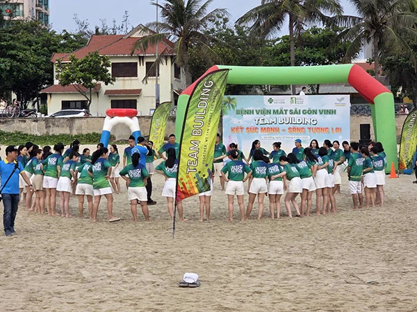 Hoạt động team building trên bãi biển du lịch luôn hấp dẫn các đoàn khách MICE khi đến Đà Nẵng.