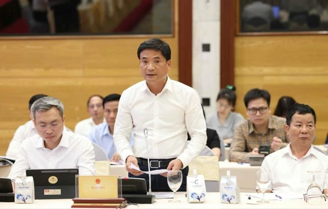 Chánh Văn phòng Bộ Xây dựng Lâm Văn Hoàng trả lời báo chí tại họp báo Chính phủ ngày 3/6.