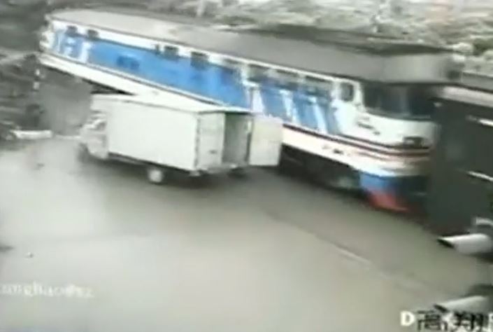 Vượt đường ray khi đèn đỏ cảnh báo, 2 ô tô bị tàu hỏa tông nát