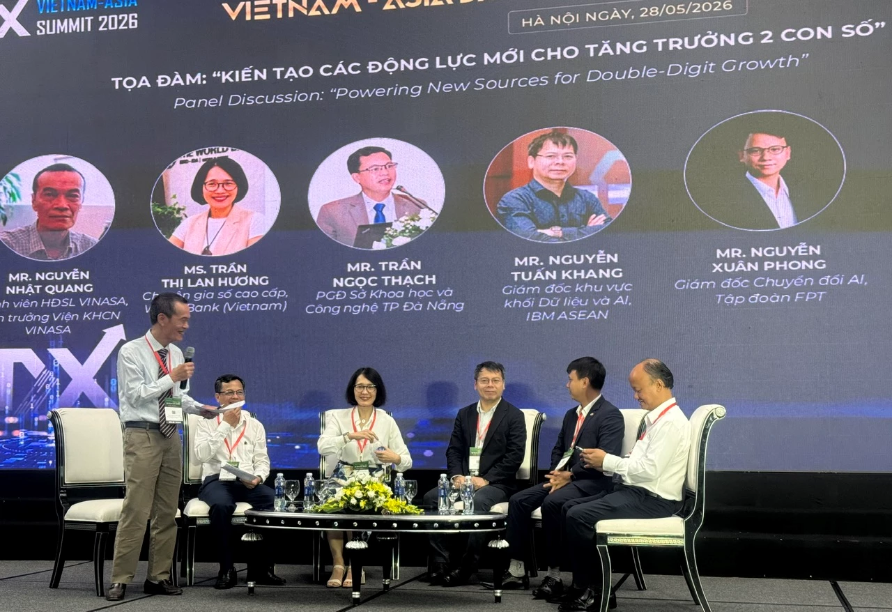 Các diễn giả tham gia phiên thảo luận tại Tọa đàm "Kiến tạo các động lực mới cho tăng trưởng 2 con số".