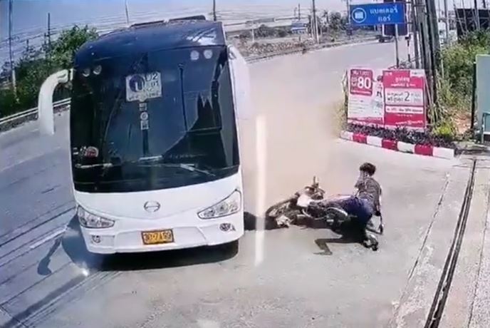 Cô gái lọt vào gầm xe buýt sau cú ngã xe máy, thoát chết trong gang tấc