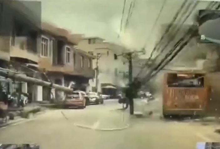 Tài xế ngủ gật sau vô lăng, xe buýt lao khỏi đường đâm gãy đôi cột điện