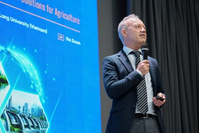 GS Adriaan Mels, Đại học và Nghiên cứu Wageningen.