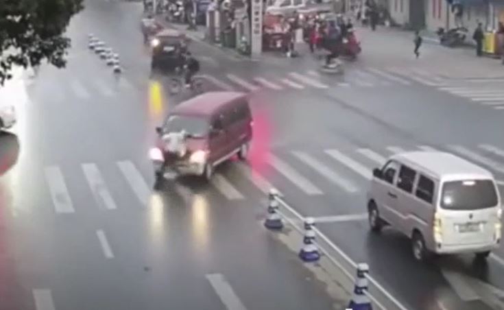 Người phụ nữ bị ô tô cuốn vào gầm, hàng chục người dân lao vào nâng xe cứu nạn