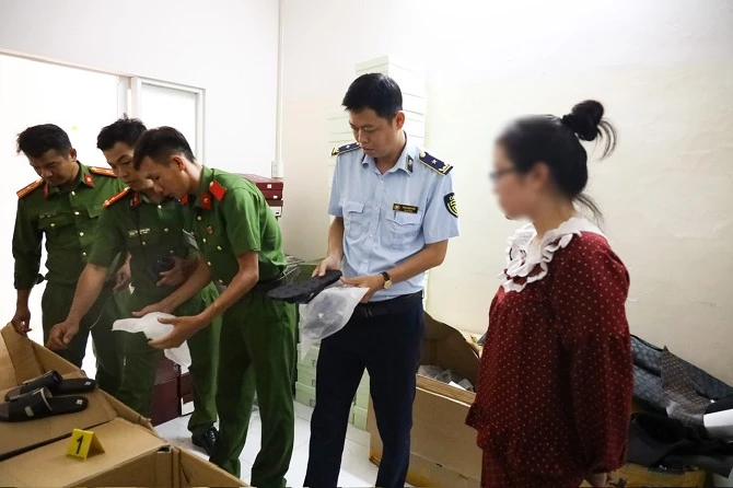 Ảnh 1- Công an TP Cần Thơ phối hợp lực lượng chức năng kiểm đếm, niêm phong số lượng lớn d&eacute;p “giả” thương hiệu nổi tiếng tại cửa hàng T.D Luxury