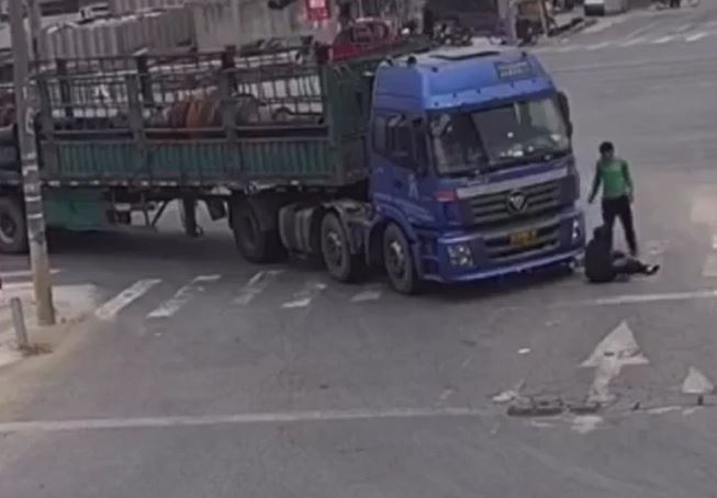 Cụ bà 68 tuổi bị cuốn vào gầm xe tải rồi tự bò ra ngoài trong sự kinh ngạc của mọi người
