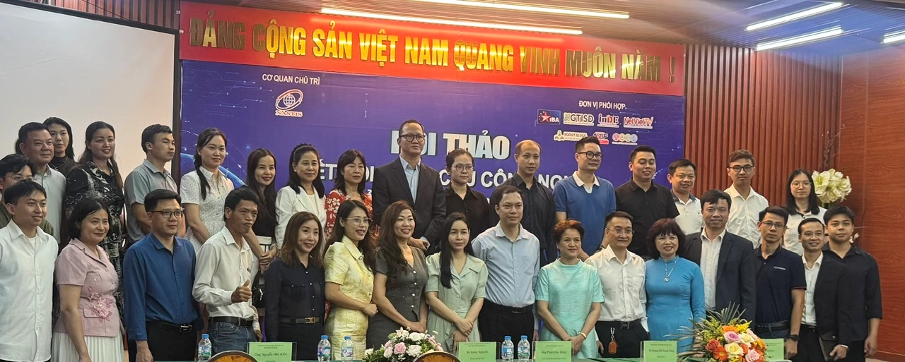 Bà Nguyễn Thị Hương Liên - Phó Tổng giám đốc Công ty Sao Thái Dương (thứ 7 từ phải sang hàng đầu tiên).