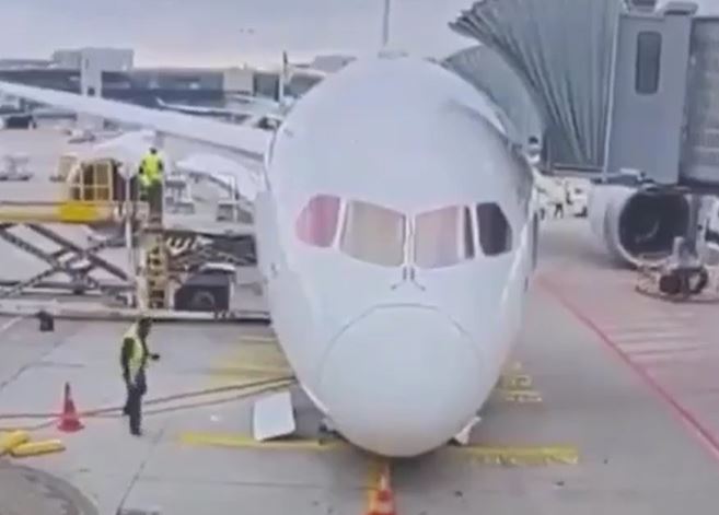 Clip Boeing 787 bất ngờ sập càng đáp tại sân bay, nhiều người bị thương