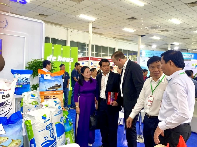 Các đại biểu, doanh nghiệp và người dân tham quan các gian hàng tại hội chợ triển lãm.
