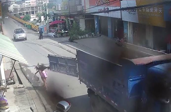 Cửa thùng xe tải bật tung giữa đường, người phụ nữ đi bộ lĩnh trọn cú va đập bất ngờ
