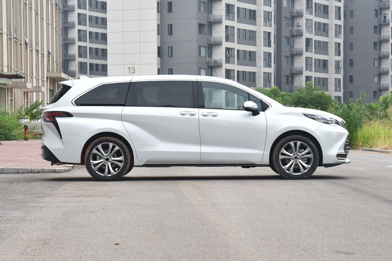 Toyota trình làng xe MPV hybrid dài hơn 5,1 mét, công suất 246 mã lực, giá hấp dẫn