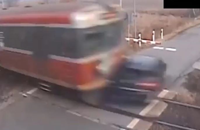 Liều lĩnh vượt barie đã hạ, ô tô bị tàu hỏa tông văng giữa đường ray