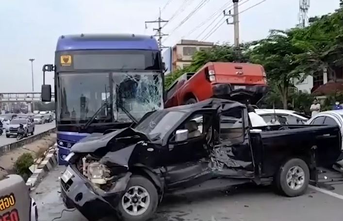 Xe buýt mất phanh cuốn 14 phương tiện vào tai nạn liên hoàn, 18 người nhập viện
