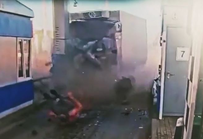 Xe tải mất lái lao vào trạm thu phí, tài xế bị hất văng qua kính chắn gió