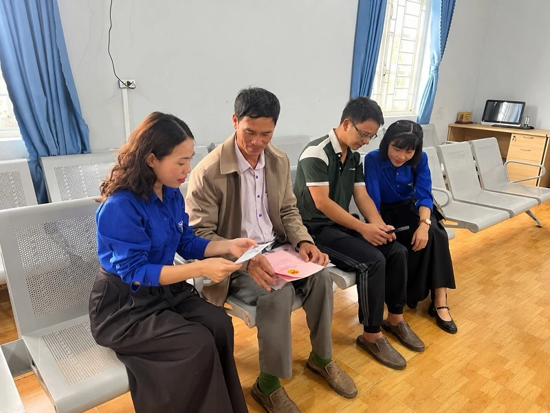 Tuổi trẻ Đam Rông 2 tích cực tham gia đưa công nghệ số đến gần hơn người dân.