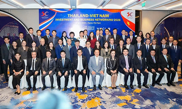 Thủ tướng Vương quốc Thái Lan H.E. Mr. Anutin Charnvirakul chụp ảnh lưu niệm với các đại biểu tham dự diễn đàn.