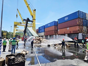Cảng Đà Nẵng hỗ trợ hãng tàu Cosco xử lý sự cố cháy container trên tàu