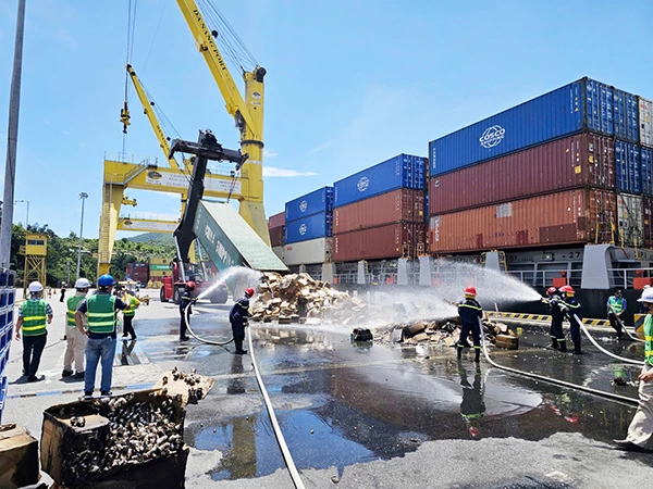 Cảng Đà Nẵng phối hợp xử lý sự cố cháy container trên tàu Sinar Solo (quốc tịch Singapore).