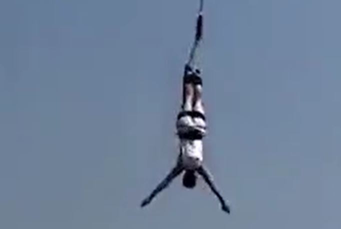 Nhảy bungee từ độ cao 30 mét, du khách rơi thẳng xuống hồ vì dây bất ngờ đứt