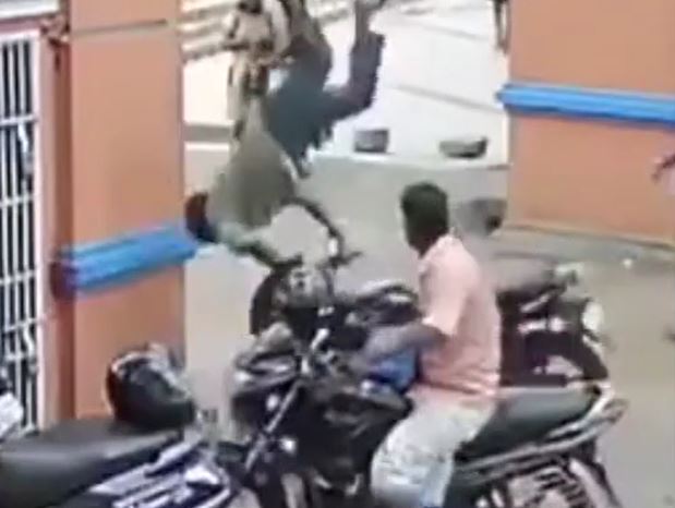 Phóng xe máy vào cổng trường, người đàn ông lộn nhiều vòng trên không rồi đứng dậy rời đi