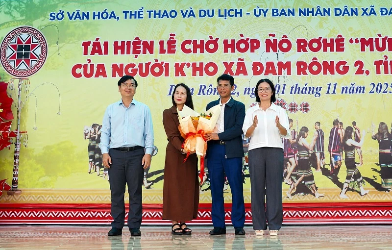 lãnh đạo xã Đam Rông 2 cảm ơn bà Nguyễn Thị Bích Ngọc - Quyền Giám đốc Sở Văn hoá, Thể thao và Du lịch tỉnh Lâm Đồng, phối hợp với xã Đam Rông 2, tỉnh Lâm Đồng tổ chức tái hiện Lễ mừng lúa mới của dân tộc K'Ho.