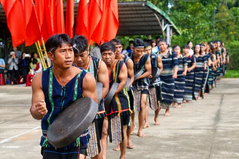 Người dân Đam Rông 2 biểu diễn cồng chiêng mừng lúa mới.
