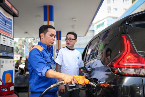 Xăng dầu cùng giảm giá