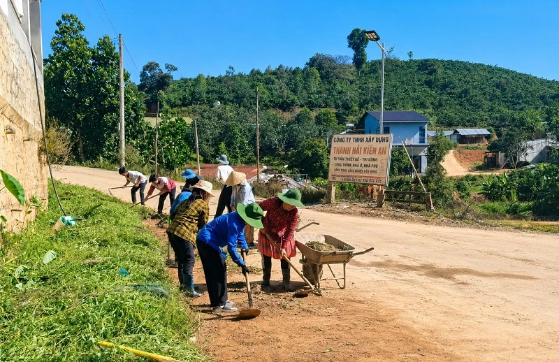 Người dân Đam Rông 2 hưởng ứng phong trào “Toàn dân chung tay bảo vệ môi trường vì một Việt Nam xanh - sạch - đẹp”.