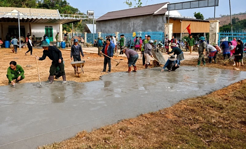 Người dân Đam Rông 2 chung tay xây dựng nông thôn mới.