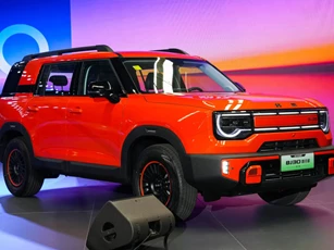 SUV địa hình động cơ hybrid, ngoại hình hầm hố, giá gần 440 triệu đồng