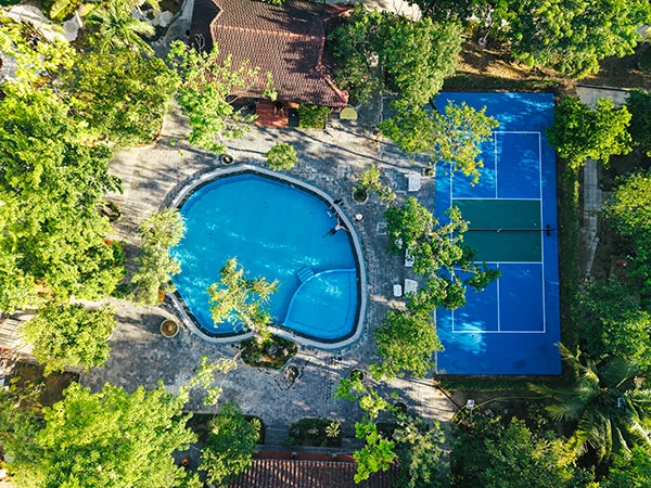 Hồ bơi và sân pickleball. 