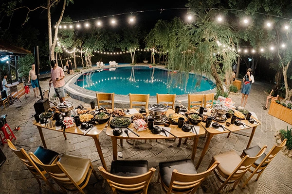 Tiệc BBQ bên hồ bơi.