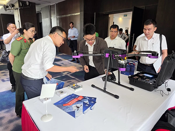 Các đại biểu tham dự hội thảo tham quan các mô hình UAV do Việt Nam sản xuất.