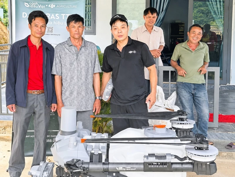 Ông Trần Tấn Hưng - Phó trưởng Phòng Kinh tế xã Đam Rông 2, thay mặt UBND xã bàn giao mô hình cơ giới hóa (máy bay không người lái DJI AGRAS T70P) cho Tổ hợp tác Sầu riêng Đạ Tồn, thôn Bằng Lăng. Ông Trần Tấn Hưng - Phó trưởng Phòng Kinh tế xã Đam Rông 2, thay mặt UBND xã bàn giao mô hình cơ giới hóa (máy bay không người lái DJI AGRAS T70P) cho Tổ hợp tác Sầu riêng Đạ Tồn, thôn Bằng Lăng.