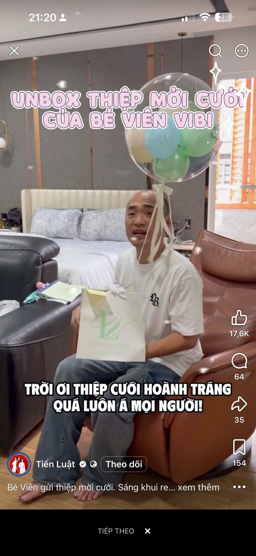 Diễn viên Tiến Luật unbox thiệp mời.