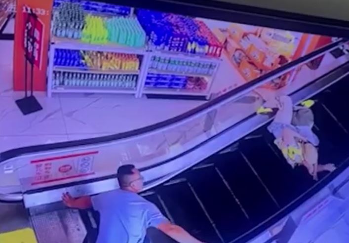 Nam thanh niên lao tới bấm nút khẩn cấp, cứu 2 mẹ con thoát nạn trên thang cuốn