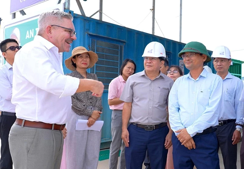 Phó Chủ tịch UBND tỉnh Nguyễn Tự Công Hoàng (hàng đầu, bìa phải) kiểm tra thực địa Dự án Nhà máy sản xuất màng ép nhũ và công nghệ trang trí bề mặt Kurz Việt Nam - Giai đoạn 2. Phó Chủ tịch UBND tỉnh Nguyễn Tự Công Hoàng (hàng đầu, bìa phải) kiểm tra thực địa Dự án Nhà máy sản xuất màng ép nhũ và công nghệ trang trí bề mặt Kurz Việt Nam - Giai đoạn 2.