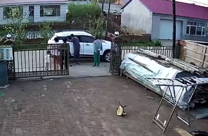 Ông nội đấm vỡ kính ô tô, giải cứu cháu trai 2 tuổi mắc kẹt bên trong