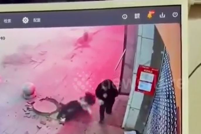 Ném pháo xuống cống, bé gái 12 tuổi bị hất văng gần 10 mét