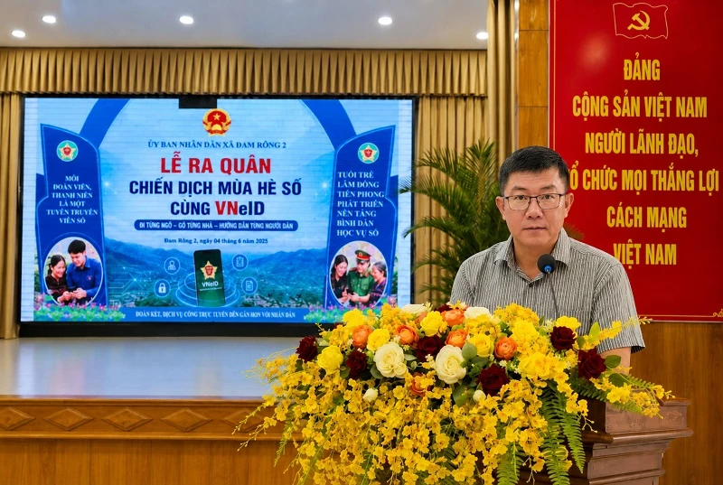 Ông Dương Tất Phong - Phó Chủ tịch UBND xã Đam Rông 2 phát biểu tại lễ ra quân “Chiến dịch mùa hè số cùng VNeID” năm 2026. Ông Dương Tất Phong - Phó Chủ tịch UBND xã Đam Rông 2 phát biểu tại lễ ra quân “Chiến dịch mùa hè số cùng VNeID” năm 2026.