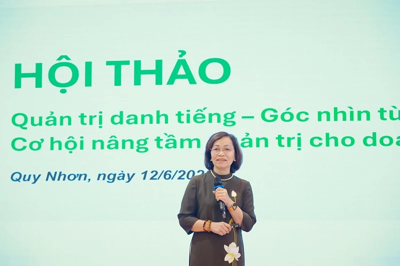 bà Hà Thu Thanh – Phó Chủ tịch Hội Nữ doanh nhân Việt Nam, Chủ tịch Viện Thành viên HĐQT Việt Nam, chia sẻ tại hội thảo. 